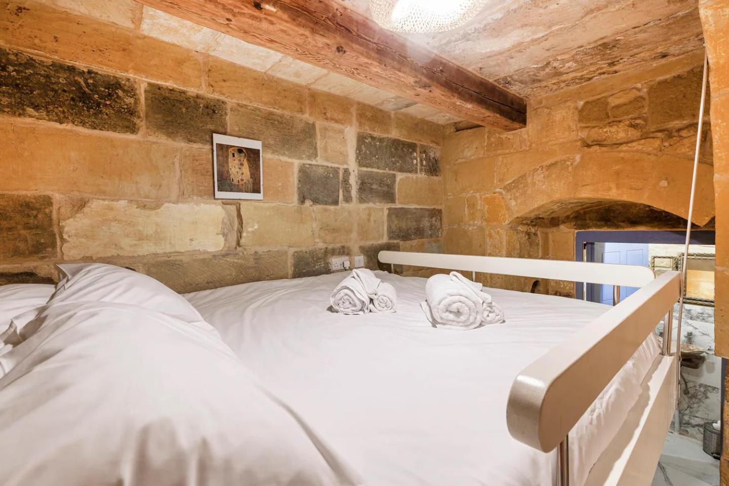 Historic Hideaways - 900 Year Old Converted Studios 빅토리아 외부 사진