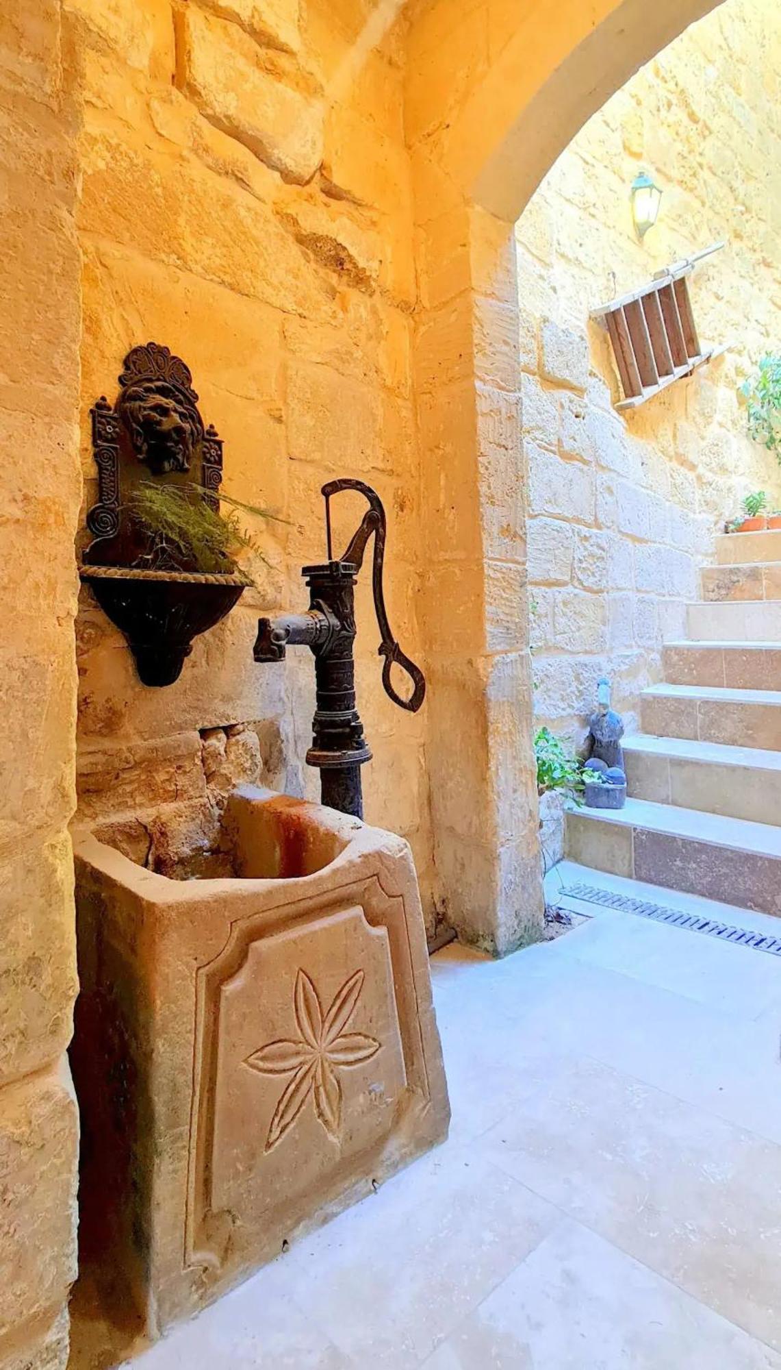 Historic Hideaways - 900 Year Old Converted Studios 빅토리아 외부 사진