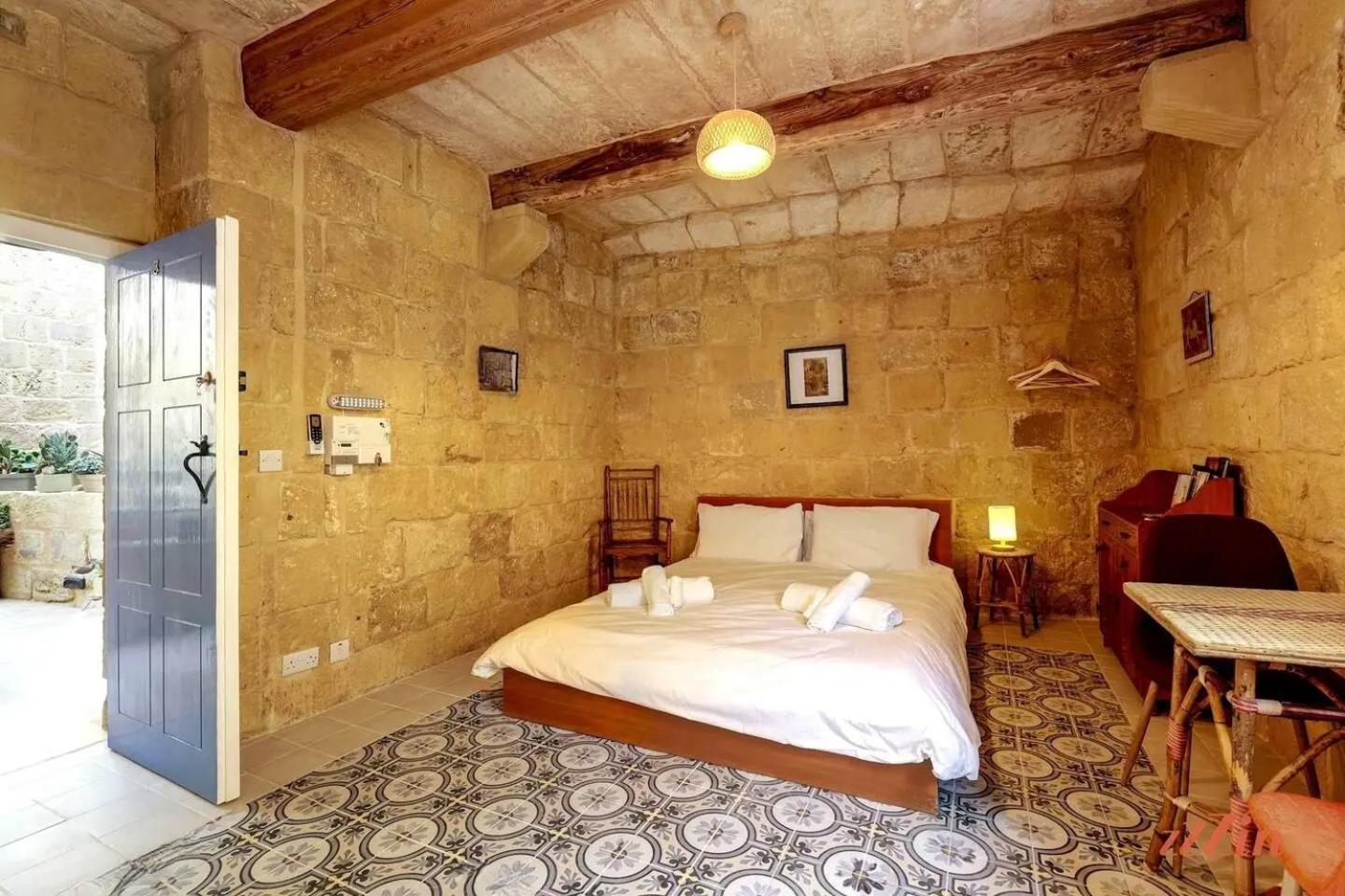 Historic Hideaways - 900 Year Old Converted Studios 빅토리아 외부 사진