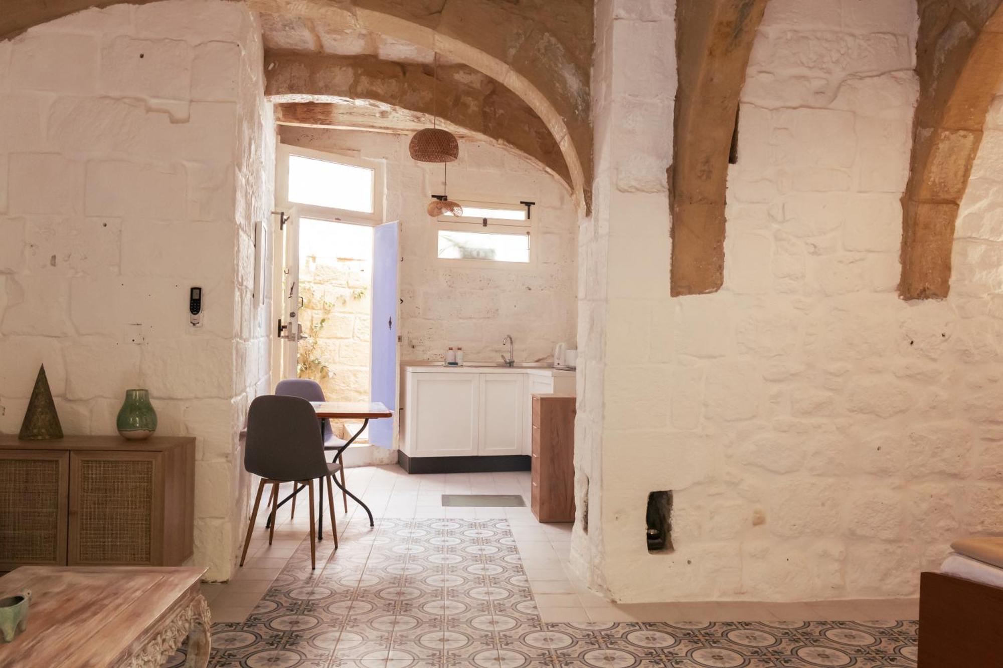 Historic Hideaways - 900 Year Old Converted Studios 빅토리아 외부 사진