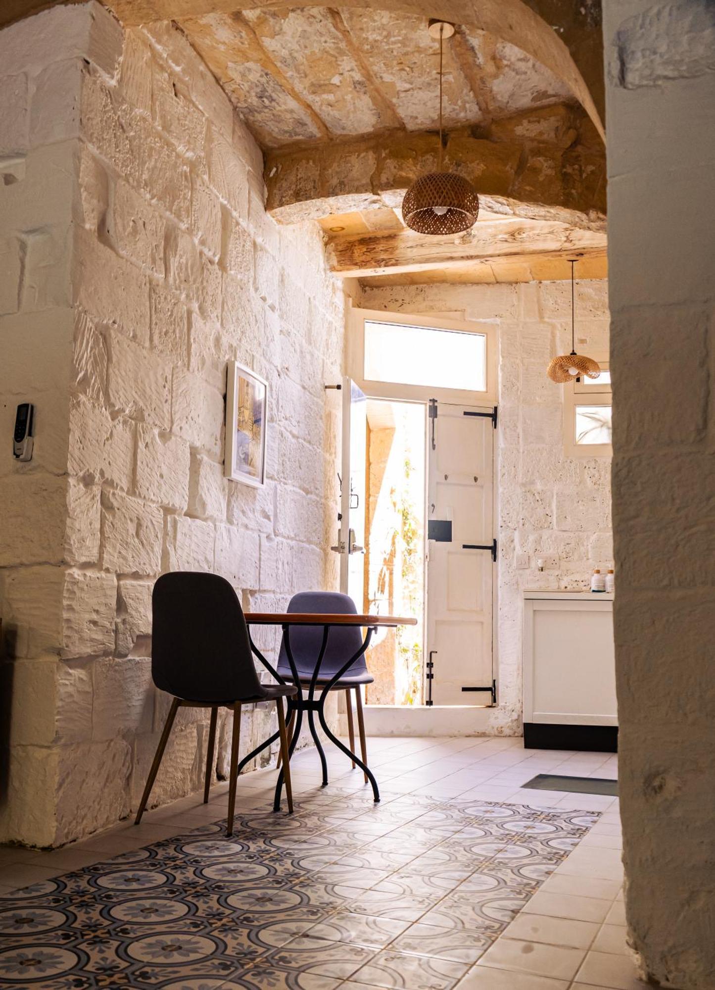 Historic Hideaways - 900 Year Old Converted Studios 빅토리아 외부 사진